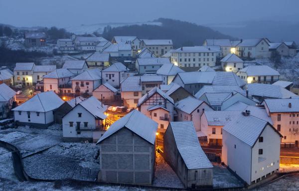 Zaraitzuko ibarreko herri tipikoa, elurtuta